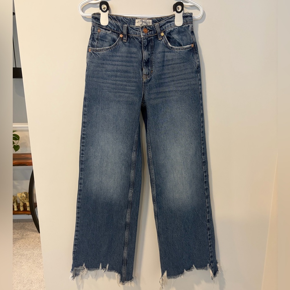 We The Free Maggie Distressed Mid-Rise Fringe Hem Straight Leg Jeans EUC